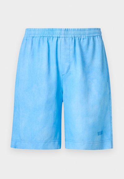 Ανοιχτό μπλε σορτς με ελαστική μέση, πλαϊνές τσέπες, μεσαίου μήκους και διακριτικό λογότυπο στο κάτω μέρος του αριστερού ποδιού.