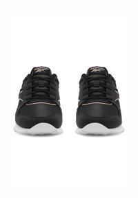 Černé sportovní boty se šněrováním, s hladkým textilním svrškem a bílými gumovými podrážkami, zdobené jemnými metalickými detaily.