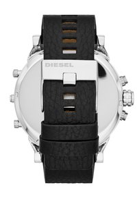 Cinturino in pelle nera con fibbia in metallo argentato, con dettagli testurizzati e un logo. Cassa dell'orologio argentata visibile dietro il cinturino.