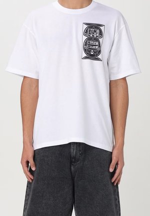 T-shirt in cotone bianco con stampa grafica nera sul petto. Vestibilità ampia, maniche corte e scollatura tonda.