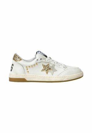 Sneaker bianca bassa con design di stelle glitterate oro e argento, borchie dorate e suola beige con tacco color gomma.