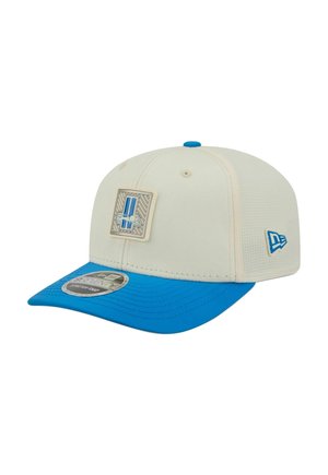 Casquette de baseball blanche et bleue avec un patch logo bleu à l’avant et un logo de marque brodé sur le côté, avec une visière plate et des trous de ventilation.