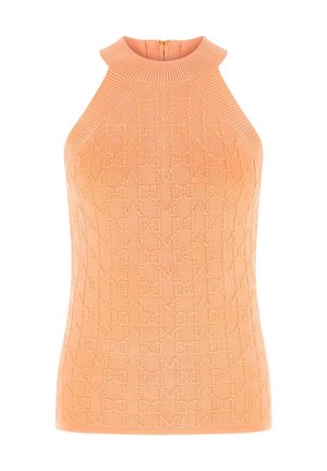 Ärmelloses pfirsichfarbenes Strickoberteil mit hohem, geripptem Kragen und durchgehendem, strukturiertem geometrischem Muster.