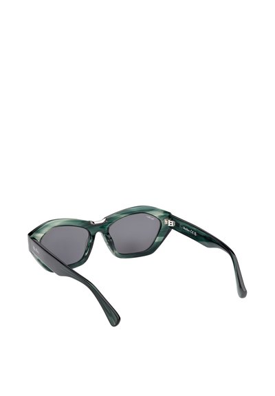 Vihreä marmoroitu aurinkolasit, joissa on geometrinen muoto, tummanharmaat linssit ja mustat yksityiskohdat kehyksissä, joissa on metallinen saranat.