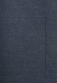 Tkanina w jodełkę w ciemnym granatowym kolorze o gładkiej fakturze i subtelnym połysku. Materiał ma miękki, tkany wygląd.