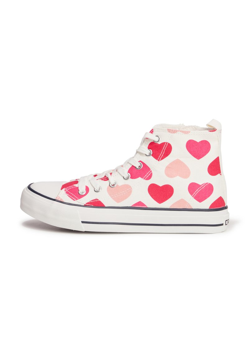 Sneakers alta in canvas bianco, con motivi a cuore rosa e rosso, occhielli argentati, lacci bianchi e suola in gomma con striscia scura.