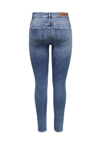 Jean skinny en denim bleu clair, avec une taille haute, deux poches arrière, des ourlets effilochés et une étiquette en cuir marron à la taille.