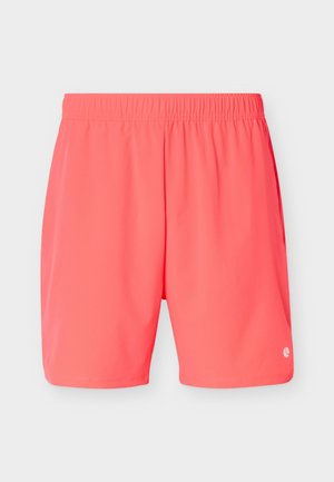 Koraalroze korte broek met elastische taille en een klein wit rond logo op het rechteronderbeen, plat uitgestald op een lichte achtergrond.