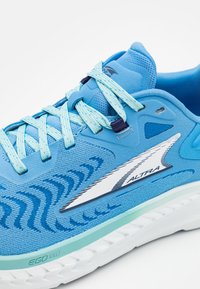 Blauwe sportschoen met een bovenwerk van textuurmesh, wit ALTRA-logo en bicolor veters. Schuimzool met contrasterende muntaccent.