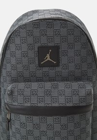 Jordan JAM MONOGRAM BACKPACK UNISEX - Hátizsák - smoke grey