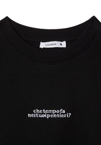 Felpa nera con collo rotondo e polsini a coste. Presenta una scritta ricamata in bianco "Chetempofa neituoi pensieri?" centrata sul davanti.