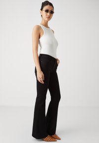 ONLY ONLREESE RETRO - Flared Jeans - washed black