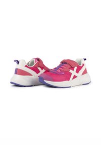 Baskets de sport roses avec des dessus en maille et en synthétique, présentant des accents blancs et des détails violets, maintenues par des lacets et une sangle à velcro.