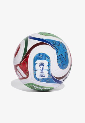 Pallone da calcio bianco Adidas con motivi colorati blu, verde, rosso e marrone, logo della Coppa del Mondo FIFA e testo "TRIONDA".