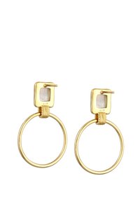 Goldene Metallohrringe mit einem quadratischen oberen Teil, versehen mit einem durchsichtigen Stein, und einem großen kreisförmigen Hoop-Design, das von einem strukturierten Band akzentuiert wird.
