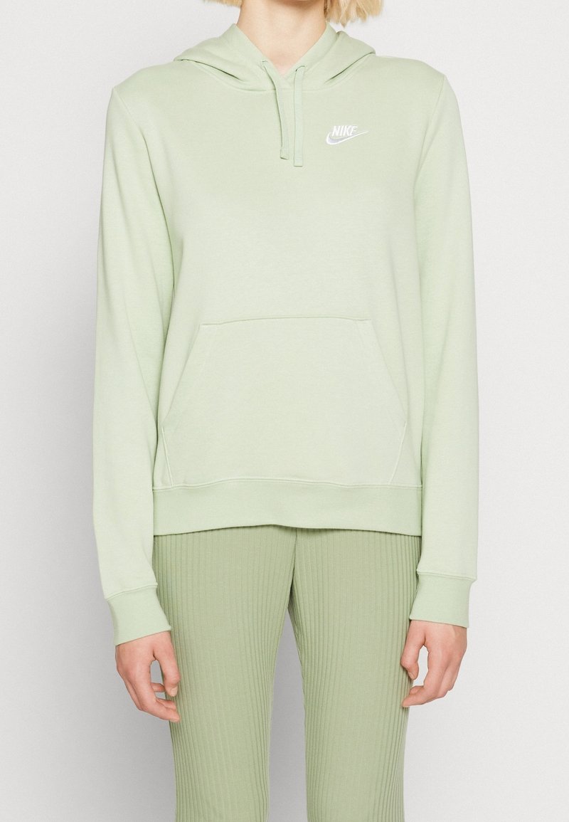 Ljusgrön Nike-hoodie med kängurufickor, dragsko på huvan och vit logotyp på bröstet. Mjuk, slät tyg med ribbade muddar.