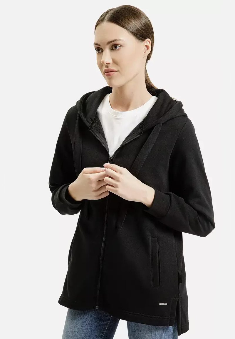 Czarna bluza z kapturem na zamek, wykonana z miękkiego materiału, z zamkiem z przodu, dwiema bocznymi kieszeniami i kapturem. Lekka konstrukcja z subtelnymi detalami szycia.