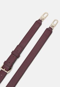 Guess MERIDIAN FLAP  - Taška s příčným popruhem - amethyst