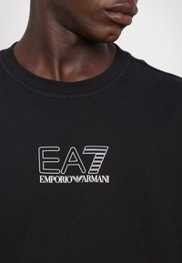 EA7 Emporio Armani UNISEX - T-shirts med print - black