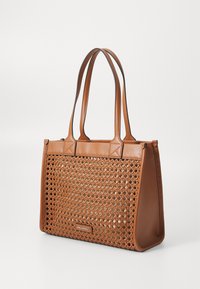 Borsa tote intrecciata color beige con accessori in pelle liscia, forma strutturata, doppi manici e una placca con logo sul davanti.