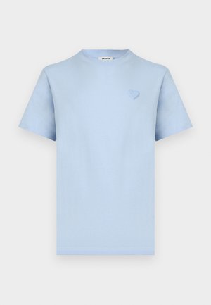 Vaaleansininen, lyhythihainen t-paita pyöreällä kaula-aukolla, jossa vasemmassa rinnassa pieni ommeltu sydän ja Sandro:n merkki kauluksessa.