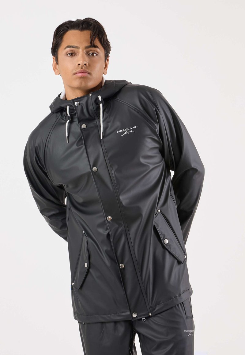 Czarna wodoodporna kurtka z kapturem, zapinana na zatrzaski, z dwoma przednimi kieszeniami i detalem z logo. Gładka faktura i luźny krój.