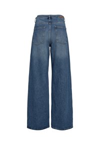 Jean en denim bleu à jambes larges, avec une taille haute, deux poches arrière et une texture lisse. Coupe droite avec ourlet fini.