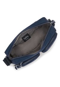 Borsa a tracolla in nylon blu navy con due scomparti con zip. Interno foderato con etichetta Kipling. Texture liscia con cerniere e hardware resistenti.