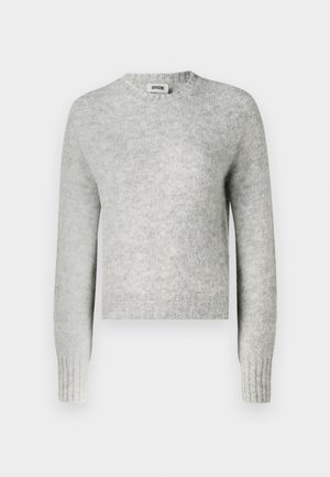 Svijetlosivi skraćeni sv sweater od mekog pletiva, s okruglim izrezom i rebrastim manžetama. Bez uočljivih uzoraka ili ukrasnih elemenata.