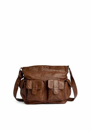 Sac messager en cuir marron avec deux poches à rabat à l'avant et une bandoulière réglable sur fond blanc.