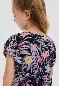 Blumenkleid mit kurzen Rüschenärmeln; dunkler Hintergrund, geschmückt mit bunten Blumen und Blättern; Schlüsselloch-Detail am Rücken.