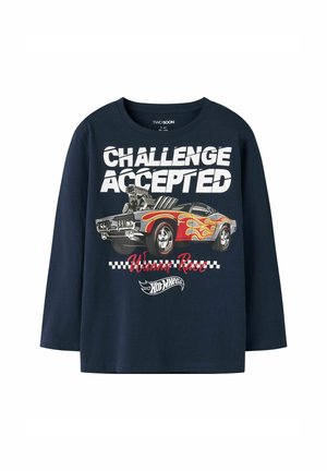 Marineblå skjorte med lange ærmer med grafik af en rød muskelbil med flammer og teksten "CHALLENGE ACCEPTED" og "Wanna Race" i hvid og rød.