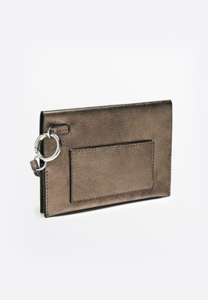 Metallisch bronzefarbene Geldbörse aus strukturiertem Leder. Verfügt über einen Kartensteckplatz und einen silberfarbenen Metallring als Akzent an der Seite.