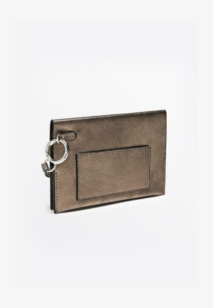 Metalen bronzen portemonnee gemaakt van gestructureerd leer. Voorzien van een kaartvak en een metalen ringaccent in zilverkleur aan de zijkant.