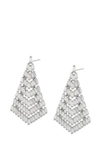 Orecchini a chandelier in tono argento con più file di cristalli rettangolari trasparenti disposti in motivi a chevron, dotati di chiusura a perno.