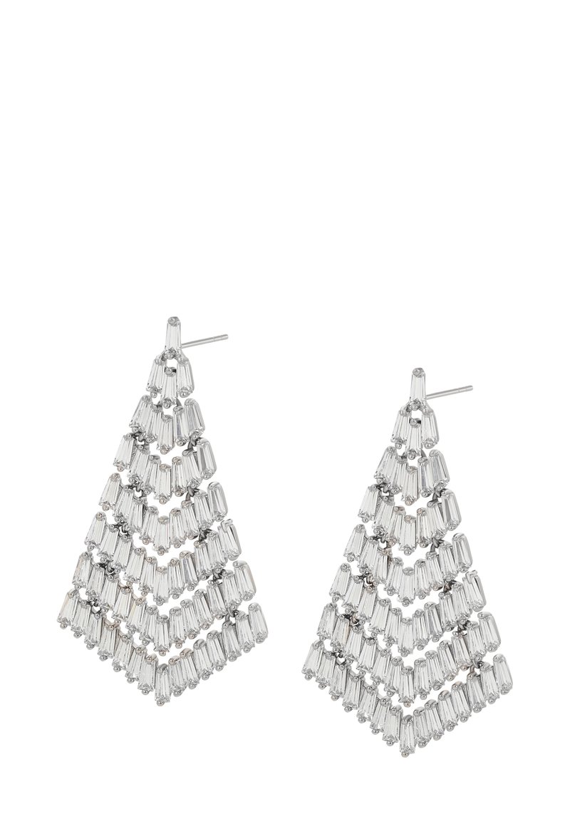 Orecchini a chandelier in tono argento con più file di cristalli rettangolari trasparenti disposti in motivi a chevron, dotati di chiusura a perno.