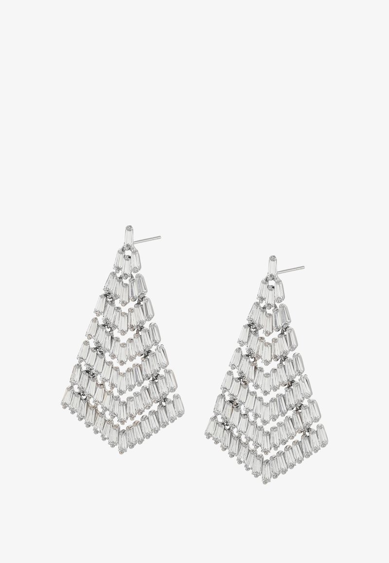 Orecchini a chandelier in tono argento con più file di cristalli rettangolari trasparenti disposti in motivi a chevron, dotati di chiusura a perno.