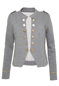 Giacca in maglione grigia con design aderente, bottoni dorati e spalline. Presenta una texture liscia e un sottile accento dorato sulle maniche.