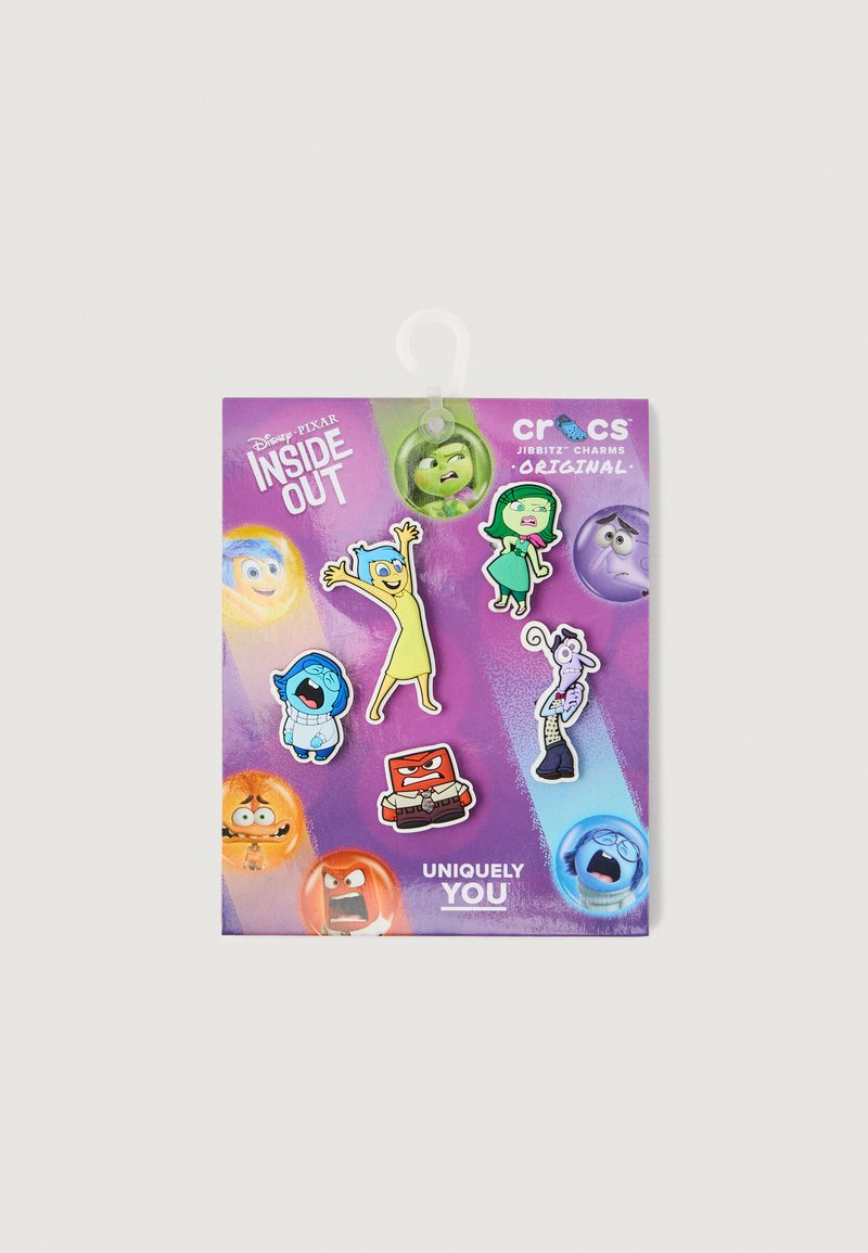 Das Pixar Alles steht Kopf Jibbitz Charms-Set enthält sechs farbenfrohe Gummi-Charakterdesigns auf einer lila Verpackung mit einem Haken zur Präsentation.