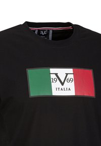 Schwarzes Baumwoll-T-Shirt mit einem rechteckigen Grafikdesign, das die italienische Flagge in Grün, Weiß und Rot zeigt, sowie "V 19 69 ITALIA" in Schwarz.