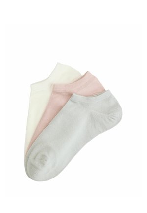 Trzy pary krótkich skarpetek w kolorach jasnoszarym, delikatnym różowym oraz kremowym, ułożone jedna na drugiej i rozłożone na płasko na białym tle.
