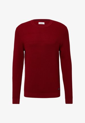 Maglione lungo rosso a maniche lunghe, lavorato a maglia con texture a coste, collo rotondo e piccolo etichetta nera del marchio vicino all'orlo.