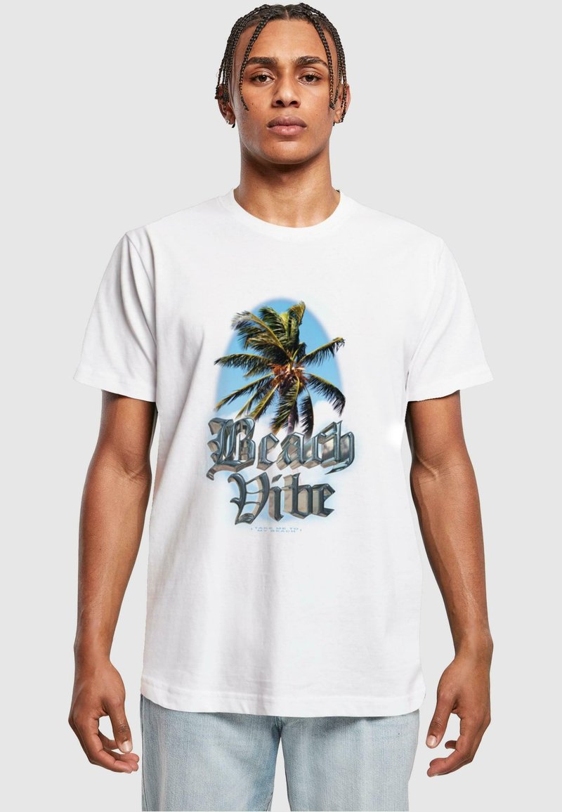 Balta medvilninė marškinėliai su grafiniu dizainu, vaizduojančiu palmę ir tekstu "Beach Vibe" drąsiais, 3D šriftais. Atsitiktinė forma, trumpomis rankovėmis.