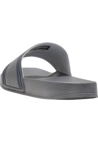 Grå slide sandal med en tekstureret overdel og flad sål, der har en bred åben tå og sideaccenter i mørkeblå.