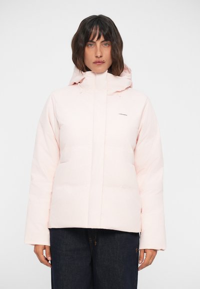 Padded pink jacket mit Kapuze, vorderem Reißverschluss und Seitentaschen. Der Stoff hat eine glatte Textur mit einem Logo auf der oberen linken Brust.
