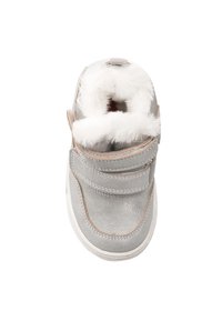 Szare skórzane buty z puszystym białym futerkiem wewnątrz i zapięciem na rzep. Posiadają zaokrąglony czubek i kontrastowe przeszycia wzdłuż krawędzi.