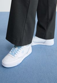 Atlasīts, footwear white/clear sky