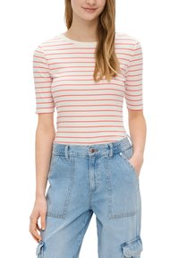 Gestreepte rib top in het wit met roze horizontale strepen, ronde hals en korte mouwen, gecombineerd met lichtblauwe denim broek in een relaxed fit.