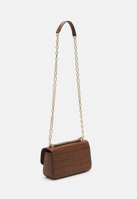 Borsa a spalla in finta pelle di coccodrillo marrone con una tracolla in catena dorata e un manico superiore, caratterizzata da un design rettangolare strutturato.
