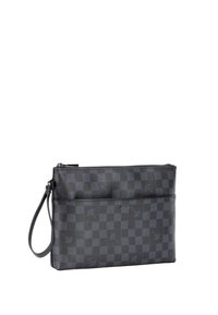 Zwarte geruite clutch met een gladde leren textuur, ritssluiting en polsriem. Op de voorkant staat de merknaam "JOOP!".